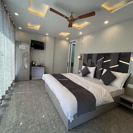 Hotel Grand Safari Kotdwāra Екстериор снимка