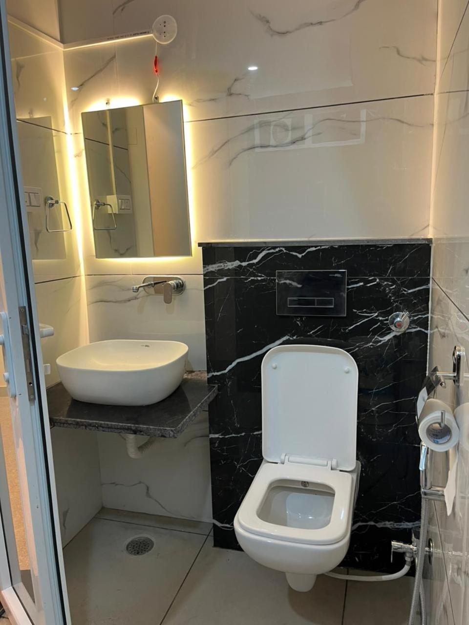 Hotel Grand Safari Kotdwāra Екстериор снимка