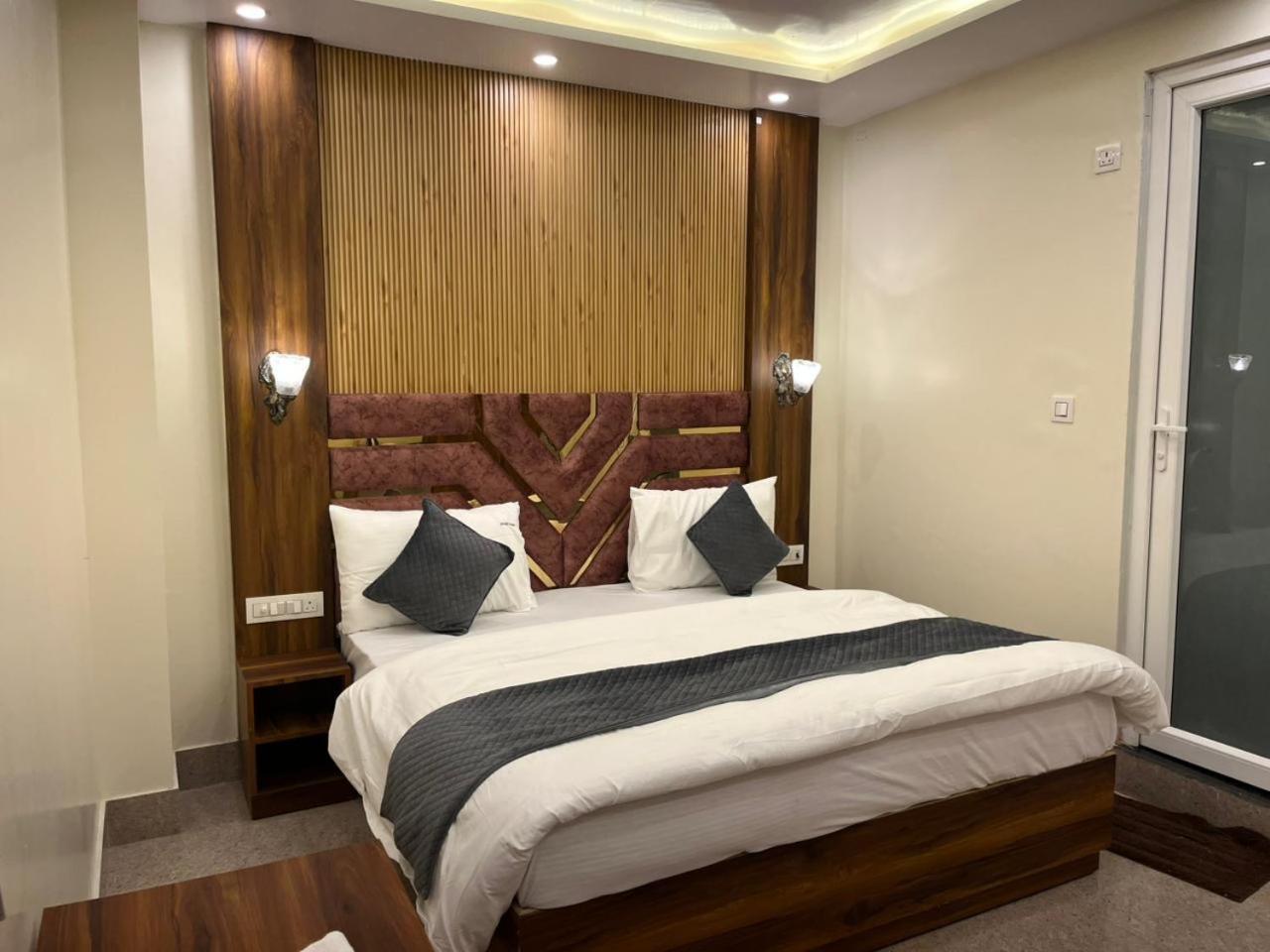 Hotel Grand Safari Kotdwāra Екстериор снимка