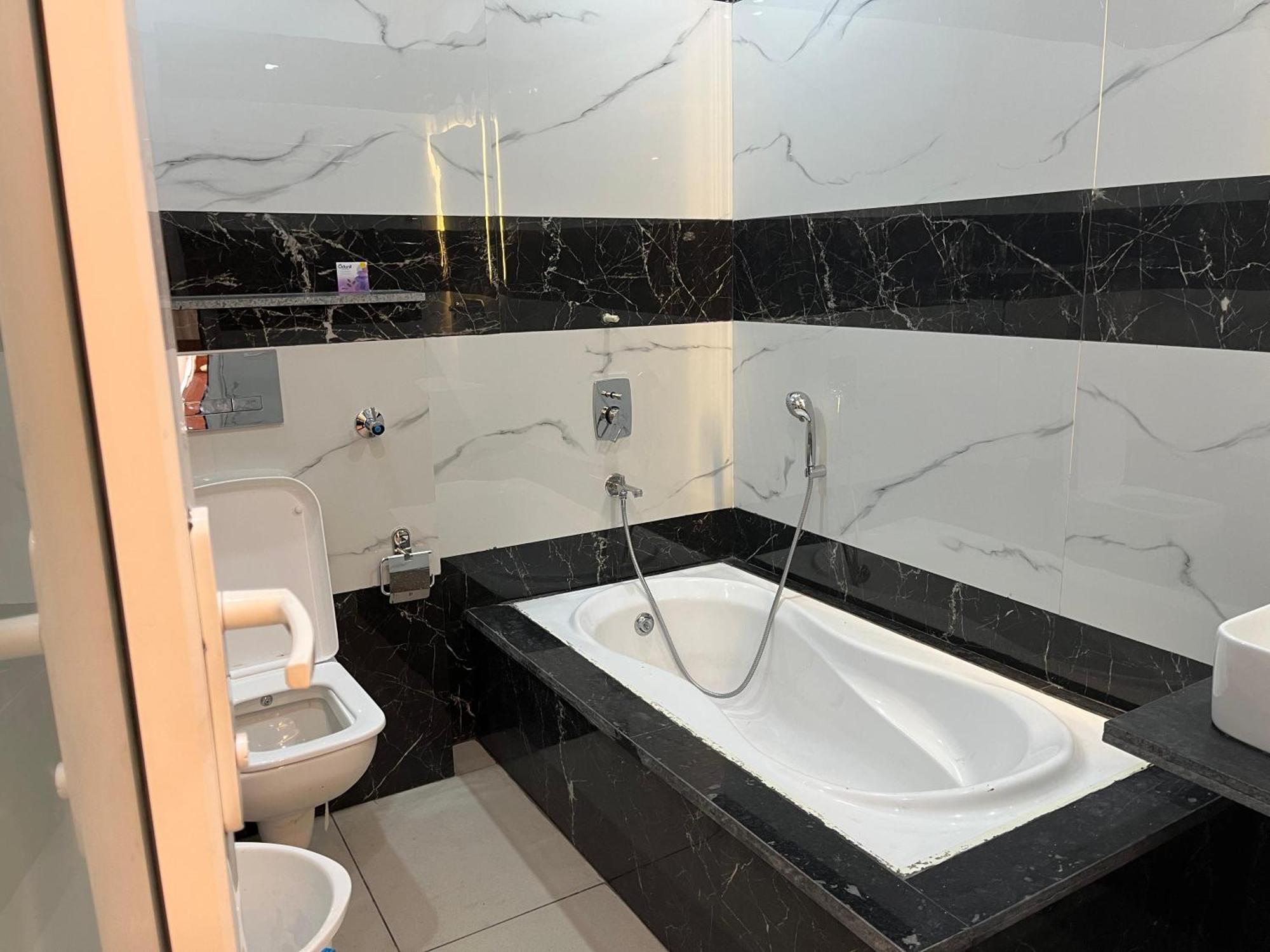Hotel Grand Safari Kotdwāra Екстериор снимка