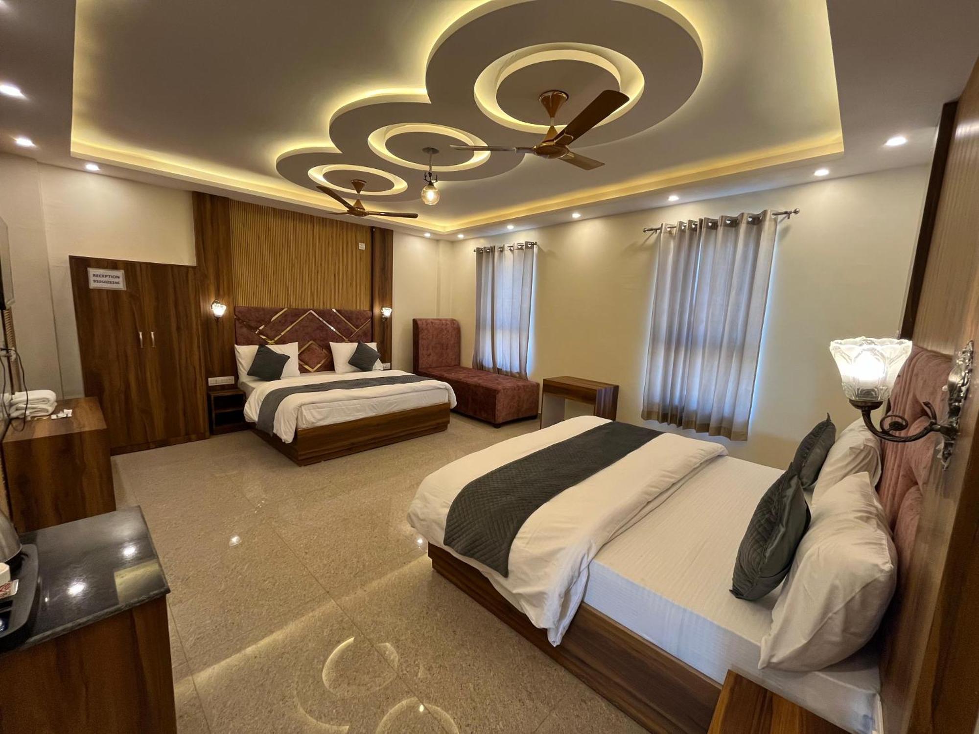 Hotel Grand Safari Kotdwāra Екстериор снимка