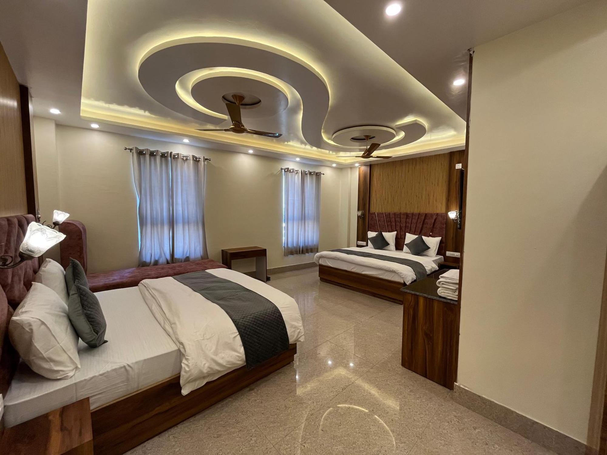Hotel Grand Safari Kotdwāra Екстериор снимка